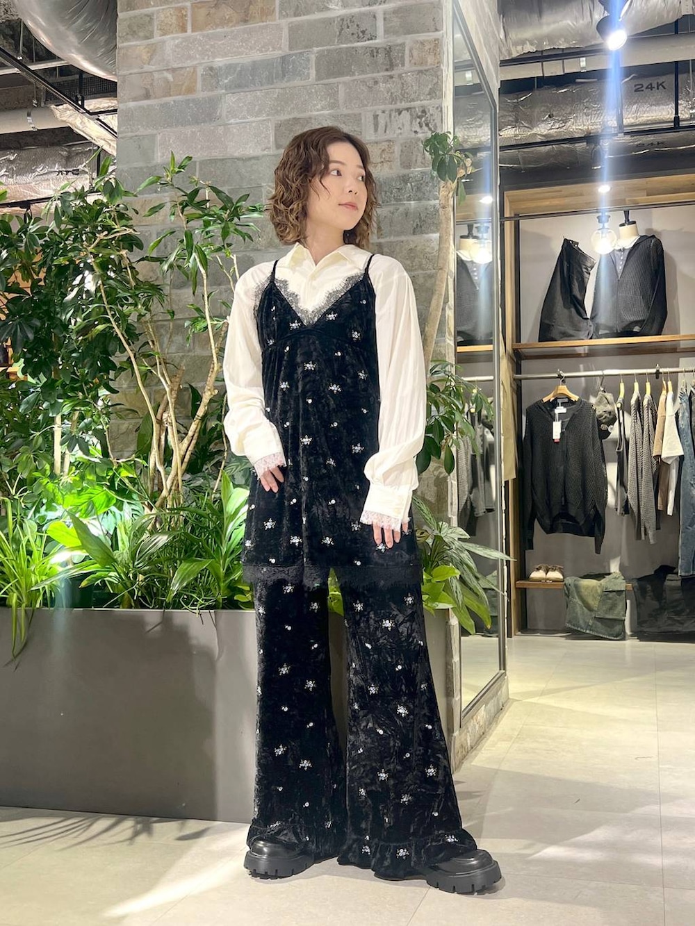 ホワイト系のシャツ/ブラウス、ブラック系のその他パンツ、ブラック系のチュニックを着用したレディースの秋コーディネートの2枚目の写真