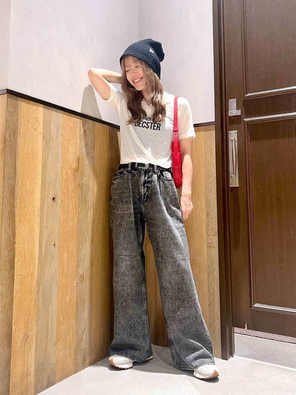 ホワイト系のTシャツ/カットソー、ブラック系のキャミソール、グレー系のデニムパンツを着用したレディースの夏コーディネートの2枚目の写真