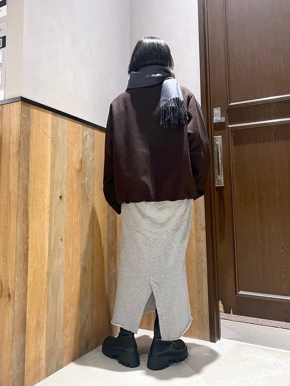 ブラウン系のブルゾン、ブラック系のブーツ、ブラック系のシャツ/ブラウスを着用したレディースの秋コーディネートの7枚目の写真