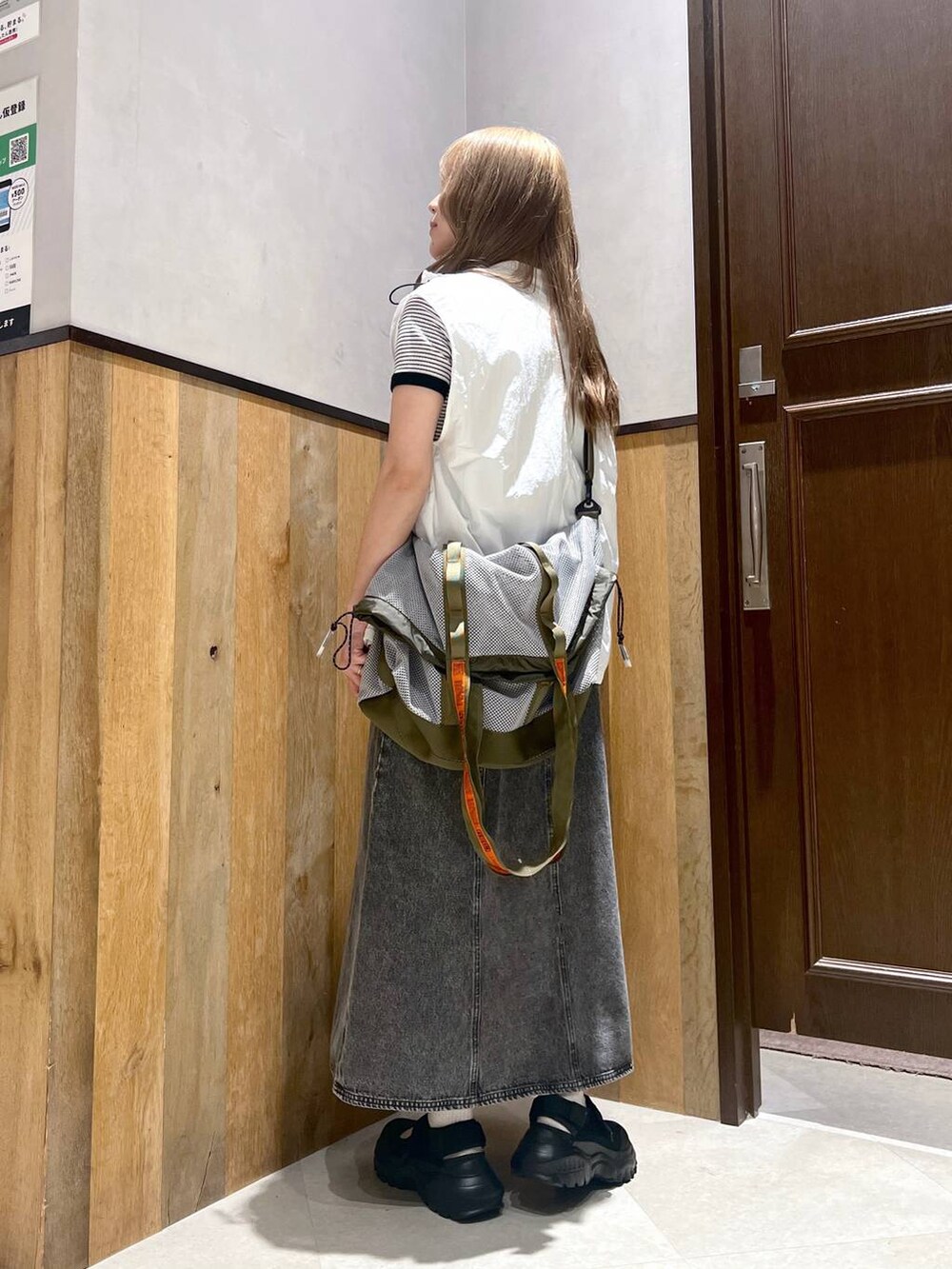 ブラック系のスニーカー、ホワイト系のTシャツ/カットソー、グリーン系のショルダーバッグを着用したレディースの夏コーディネートの4枚目の写真