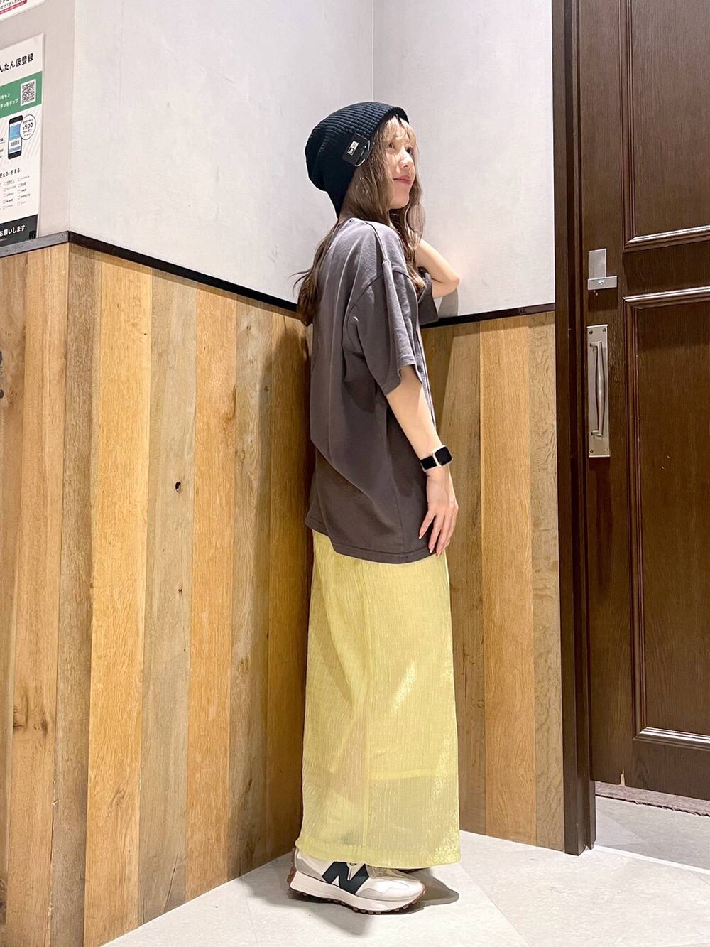 ホワイト系のスニーカー、ブラック系のTシャツ/カットソー、イエロー系のスカートを着用したレディースの夏コーディネートの2枚目の写真
