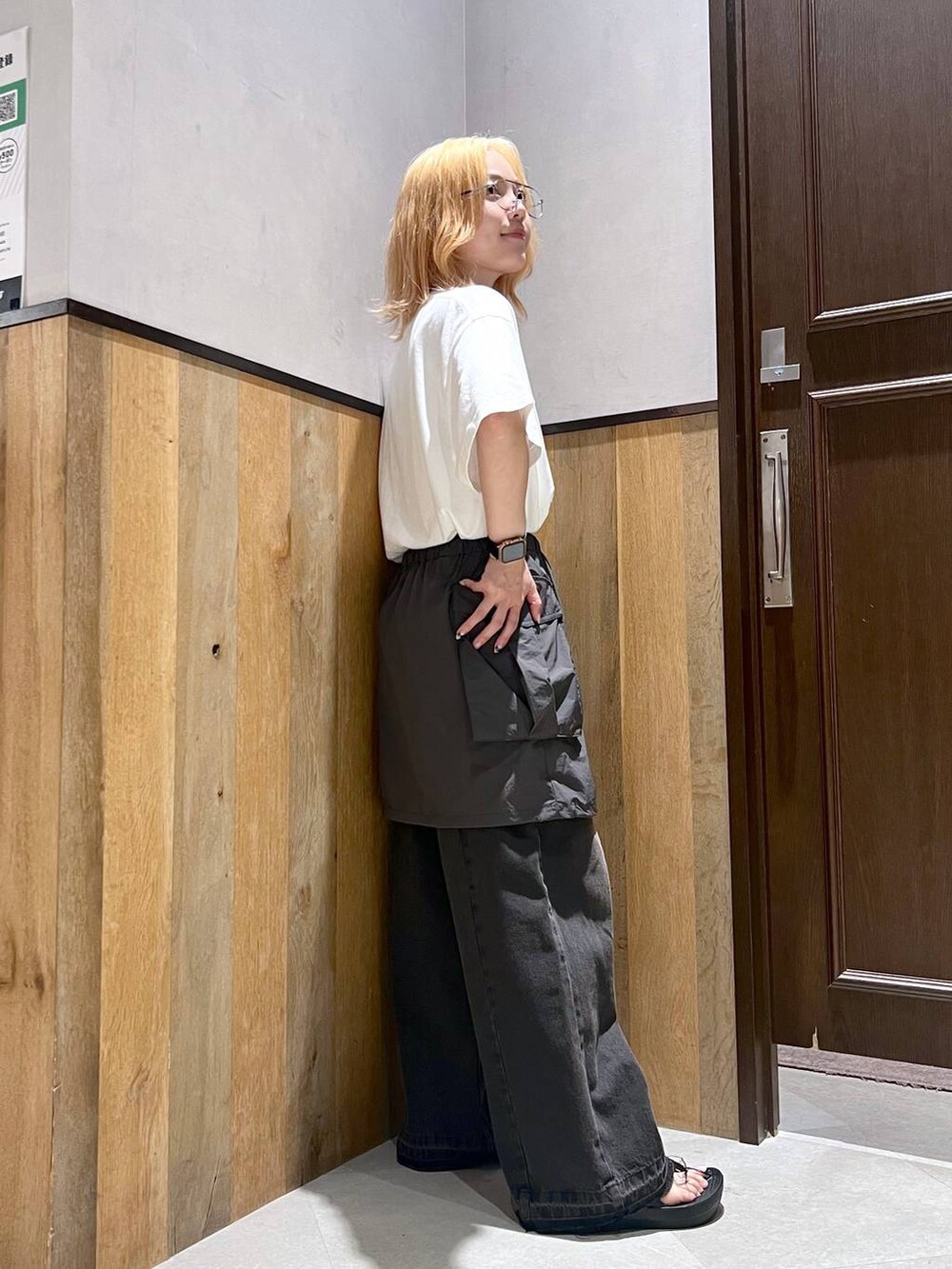 グレー系のスカート、その他のTシャツ/カットソー、シルバー系のネックレスを着用したレディースの夏コーディネートの3枚目の写真