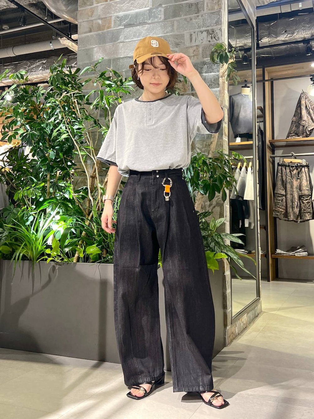 ブラック系のサンダル、ブラック系のデニムパンツ、その他のネックレスを着用したレディースの夏コーディネートの2枚目の写真