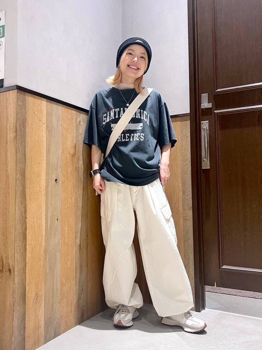 ホワイト系のカーゴパンツ、ホワイト系のTシャツ/カットソー、ホワイト系のスニーカーを着用したレディースの夏コーディネートの4枚目の写真