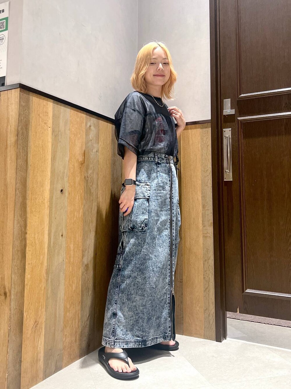 ブラック系のサンダル、ホワイト系のTシャツ/カットソー、ブルー系のデニムスカートを着用したレディースの夏コーディネートの3枚目の写真