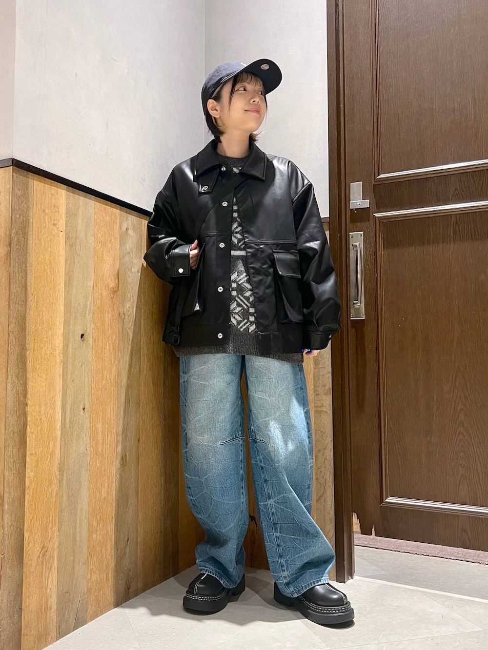 ブラック系のショルダーバッグ、ブラック系のブルゾン、ブラック系のローファーを着用したレディースの秋コーディネートの4枚目の写真