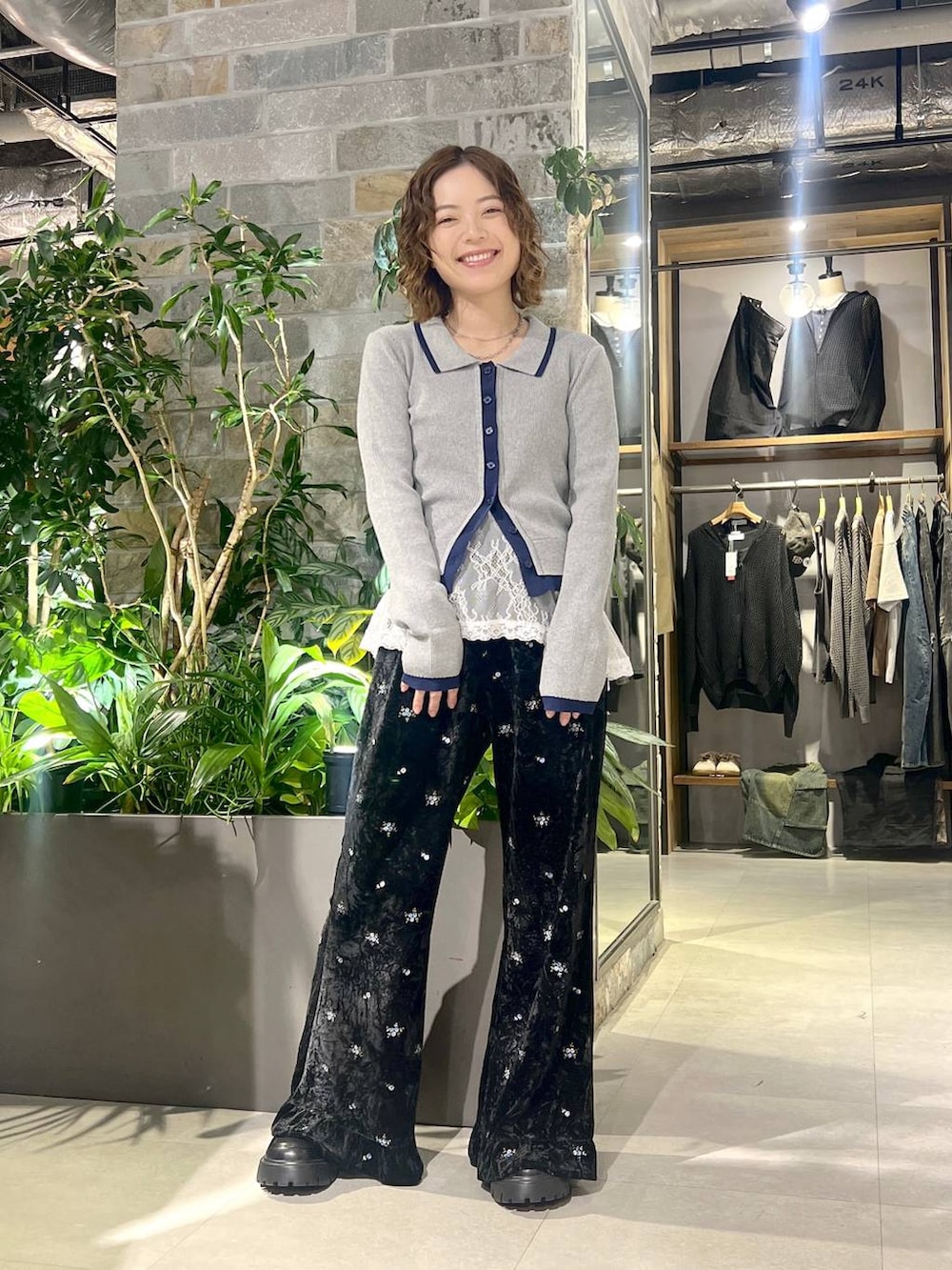 ホワイト系のTシャツ/カットソー、グレー系のカーディガン/ボレロ、ブラック系のその他パンツを着用したレディースの秋コーディネートの3枚目の写真