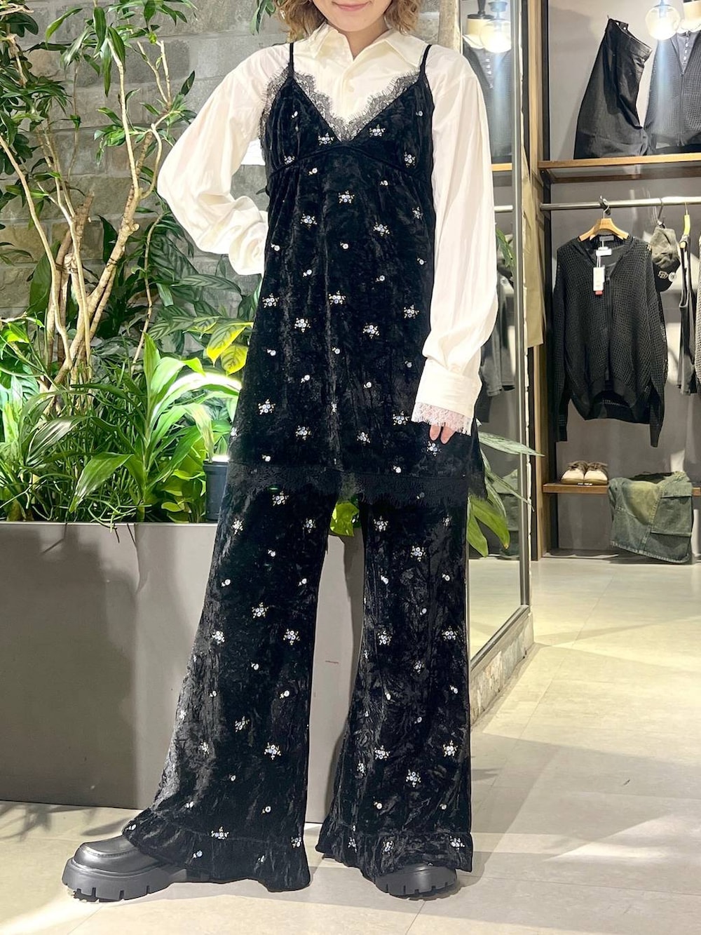 ホワイト系のシャツ/ブラウス、ブラック系のその他パンツ、ブラック系のチュニックを着用したレディースの秋コーディネートの3枚目の写真