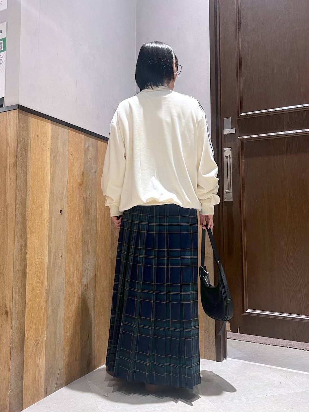 「体型カバー、カジュアル、若見え、ゆったり、ユニセックス、スポーツミックス、スカート、秋コーデ、ママコーデ、楽ちんコーデ」｜「RAGEBLUEのサイドライン/ベロアトラックジャケット（ブルゾン、ホワイト系）」を使った、ミンチャンさん（レディース・155cm）の秋コーディネートの3枚目の写真