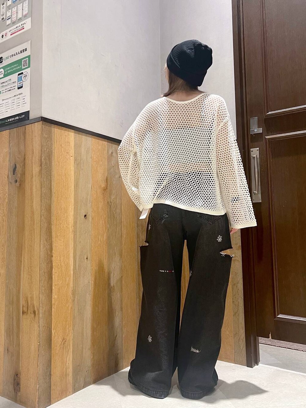 ブラック系のスニーカー、その他のデニムパンツ、ホワイト系のカーディガン/ボレロを着用したレディースの夏コーディネートの3枚目の写真