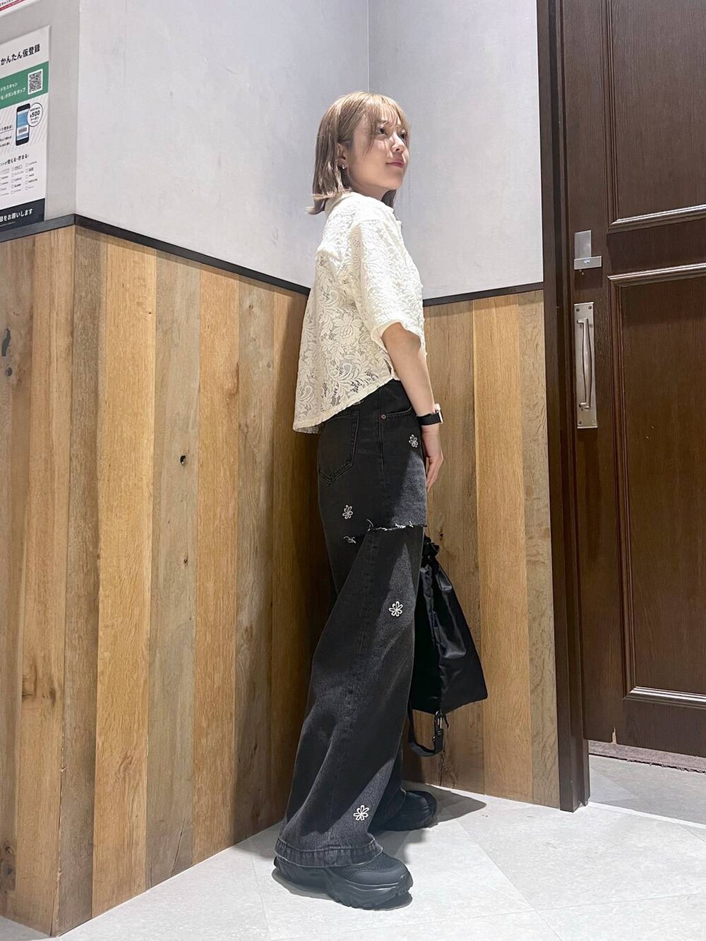 ブラック系のショルダーバッグ、ブラック系のスニーカー、ホワイト系のTシャツ/カットソーを着用したレディースの夏コーディネートの3枚目の写真