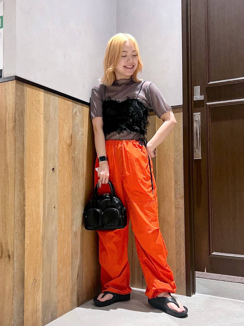 グレー系のTシャツ/カットソー、ブラック系のキャミソール、オレンジ系のカーゴパンツを着用したレディースの夏コーディネートの5枚目の写真