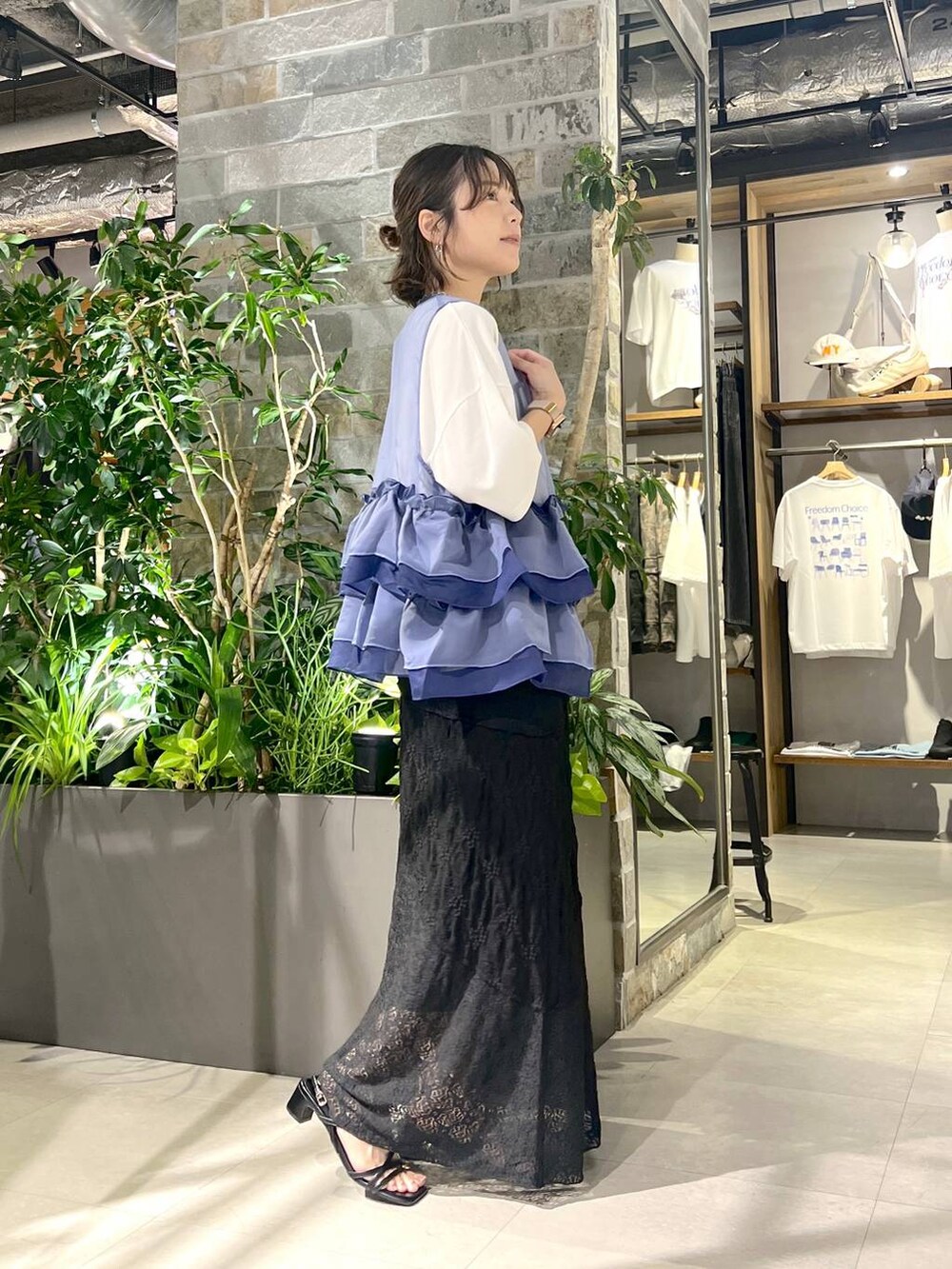 ホワイト系のTシャツ/カットソー、ブルー系のベスト、ブラック系のサンダルを着用したレディースの夏コーディネートの4枚目の写真