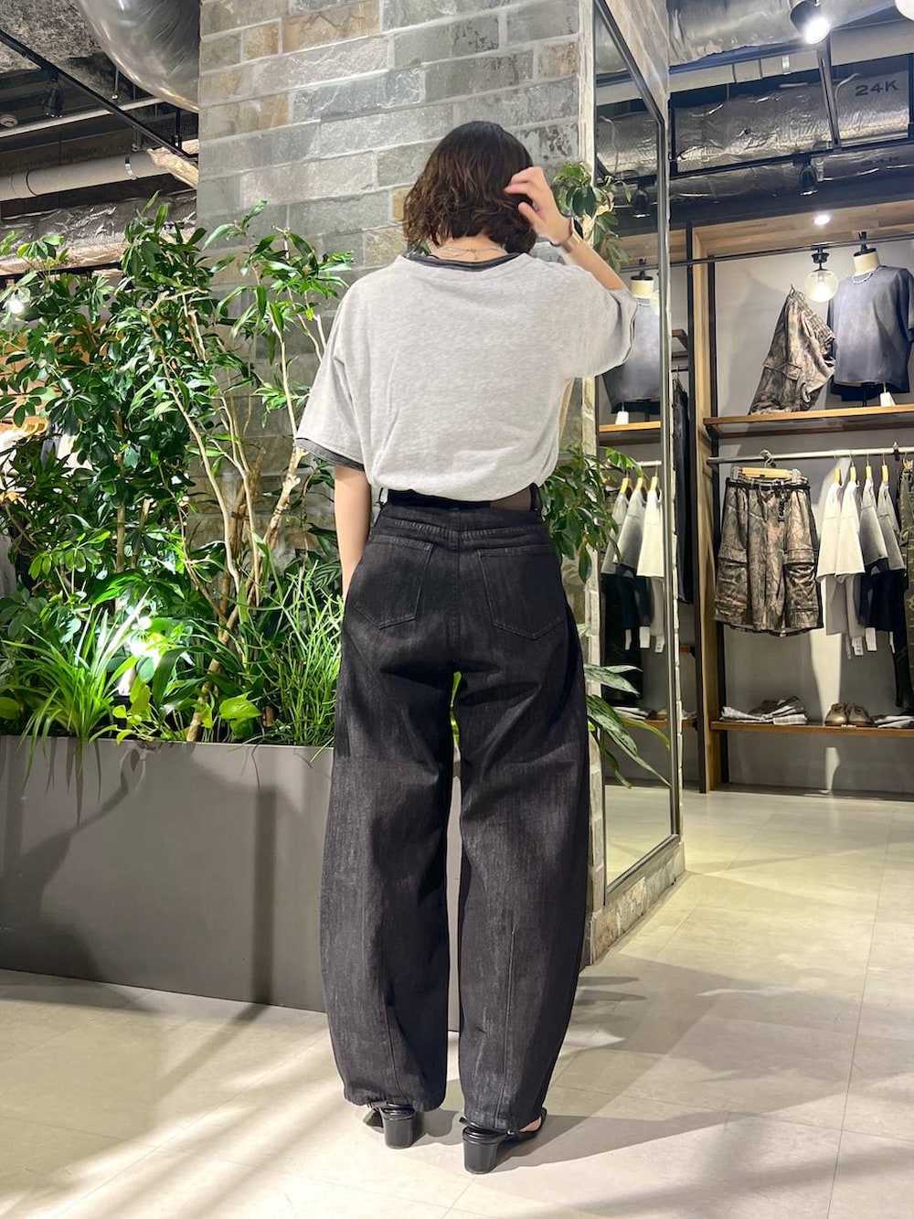 ブラック系のサンダル、ブラック系のデニムパンツ、その他のネックレスを着用したレディースの夏コーディネートの5枚目の写真