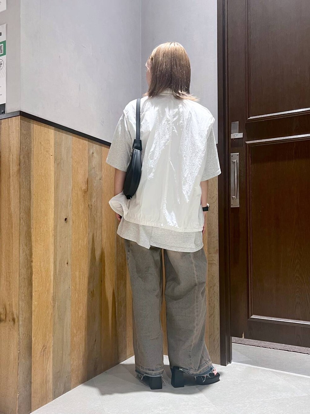 ブラック系のサンダル、ホワイト系のベスト、ホワイト系のTシャツ/カットソーを着用したレディースの夏コーディネートの3枚目の写真