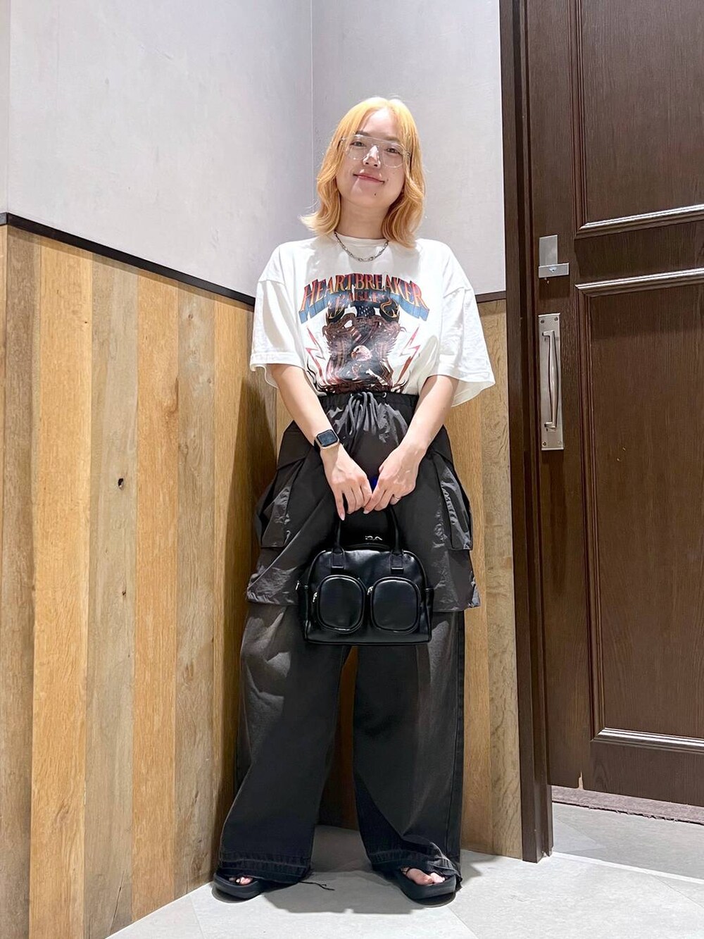 グレー系のスカート、その他のTシャツ/カットソー、シルバー系のネックレスを着用したレディースの夏コーディネートの2枚目の写真