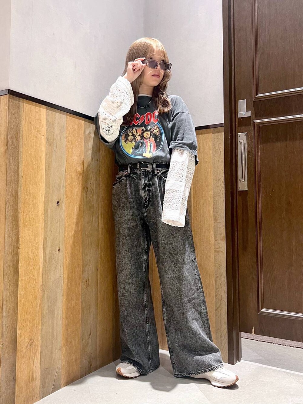 その他のTシャツ/カットソー、グレー系のデニムパンツ、ホワイト系のスニーカーを着用したレディースの夏コーディネートの2枚目の写真