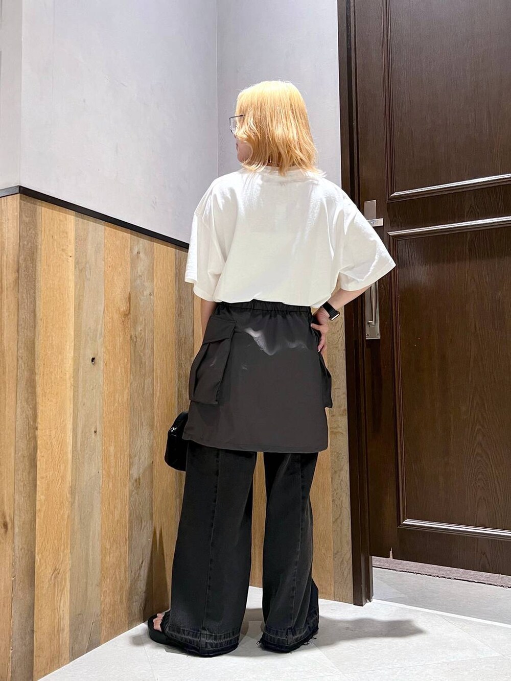 グレー系のスカート、その他のTシャツ/カットソー、シルバー系のネックレスを着用したレディースの夏コーディネートの5枚目の写真