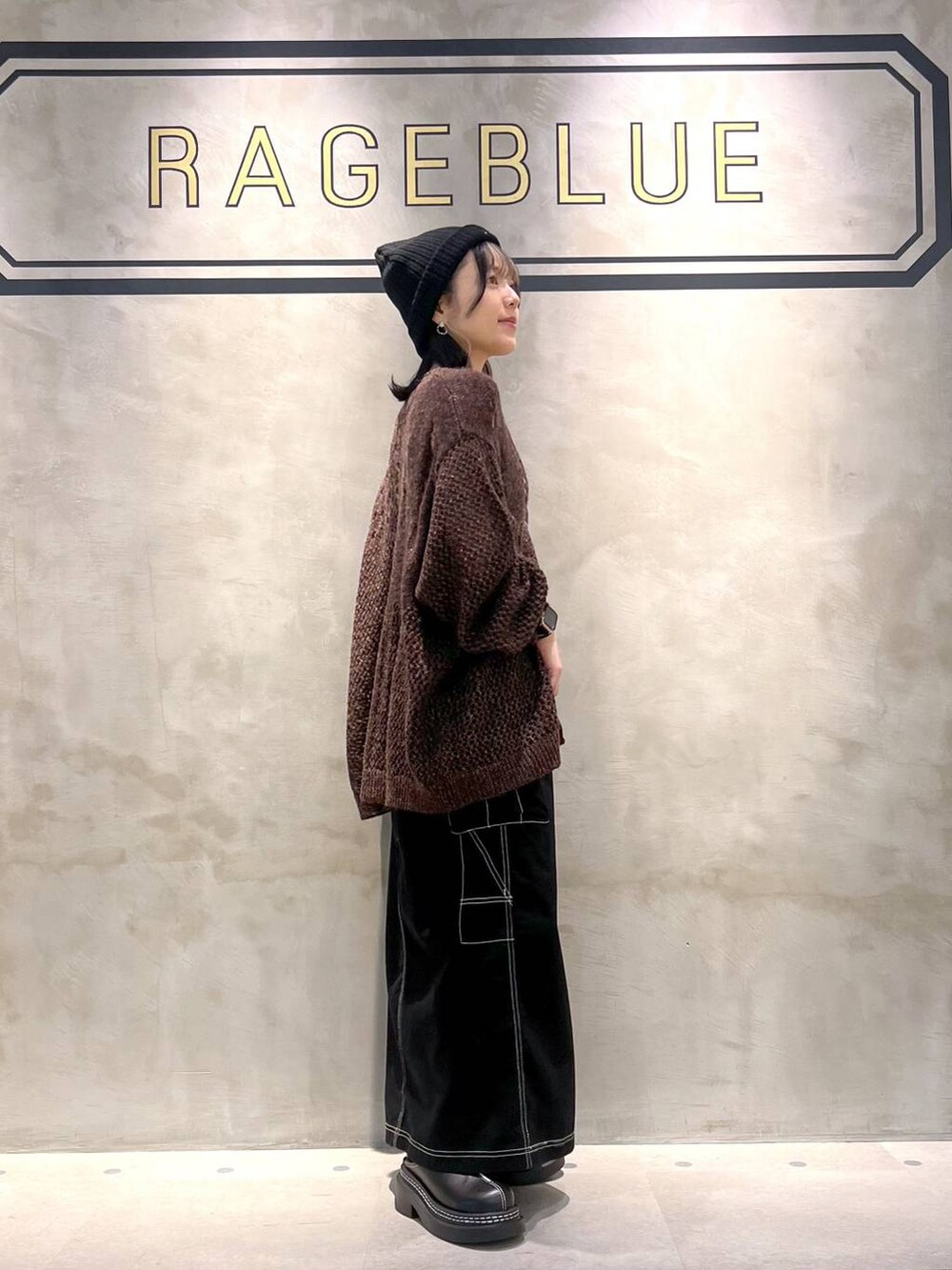 ブラック系のデニムスカート、ブラック系のローファー、ホワイト系のキャミソールを着用したレディースの秋コーディネートの2枚目の写真