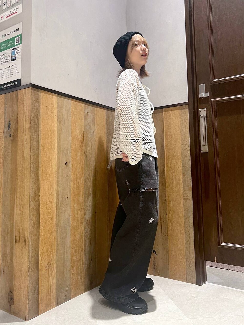 ブラック系のスニーカー、その他のデニムパンツ、ホワイト系のカーディガン/ボレロを着用したレディースの夏コーディネートの2枚目の写真