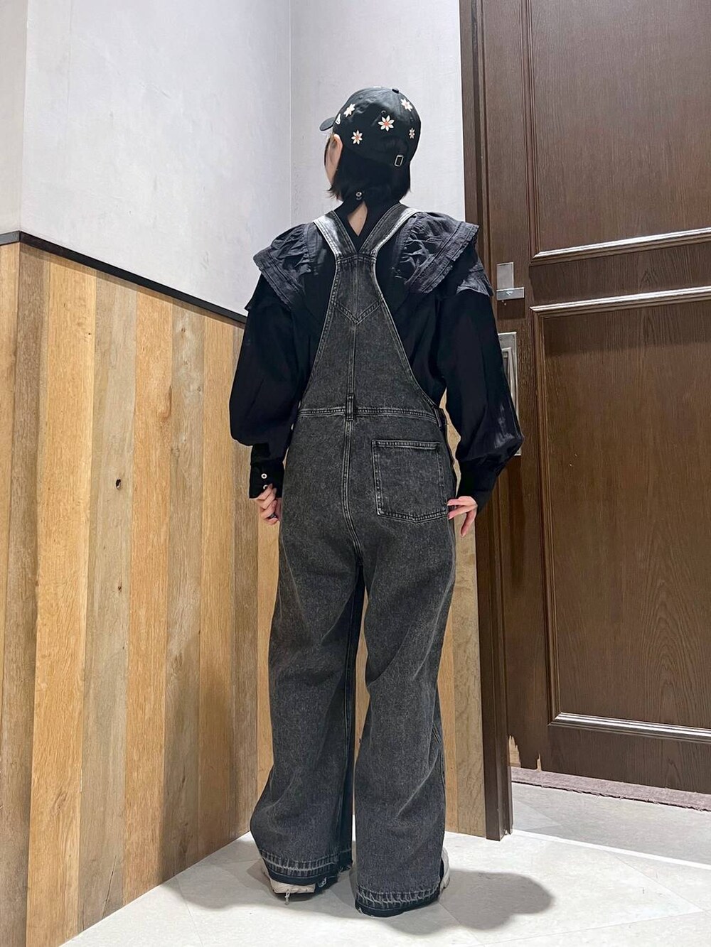 ブラック系のサロペット/オーバーオール、ブラック系のシャツ/ブラウス、グレー系のスニーカーを着用したレディースの秋コーディネートの8枚目の写真