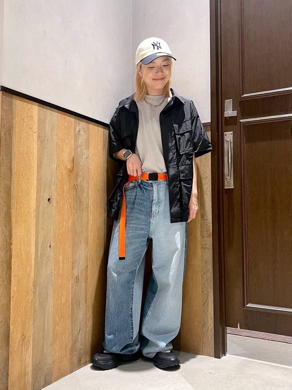 ブラック系のスニーカー、ブルー系のデニムパンツ、ブラック系のシャツ/ブラウスを着用したレディースの夏コーディネートの6枚目の写真