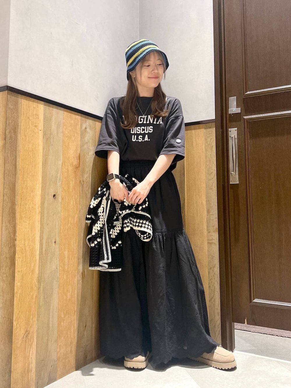 ブラック系のスカート、ブラック系のTシャツ/カットソー、ブラック系のカーディガン/ボレロを着用したレディースの夏コーディネートの7枚目の写真