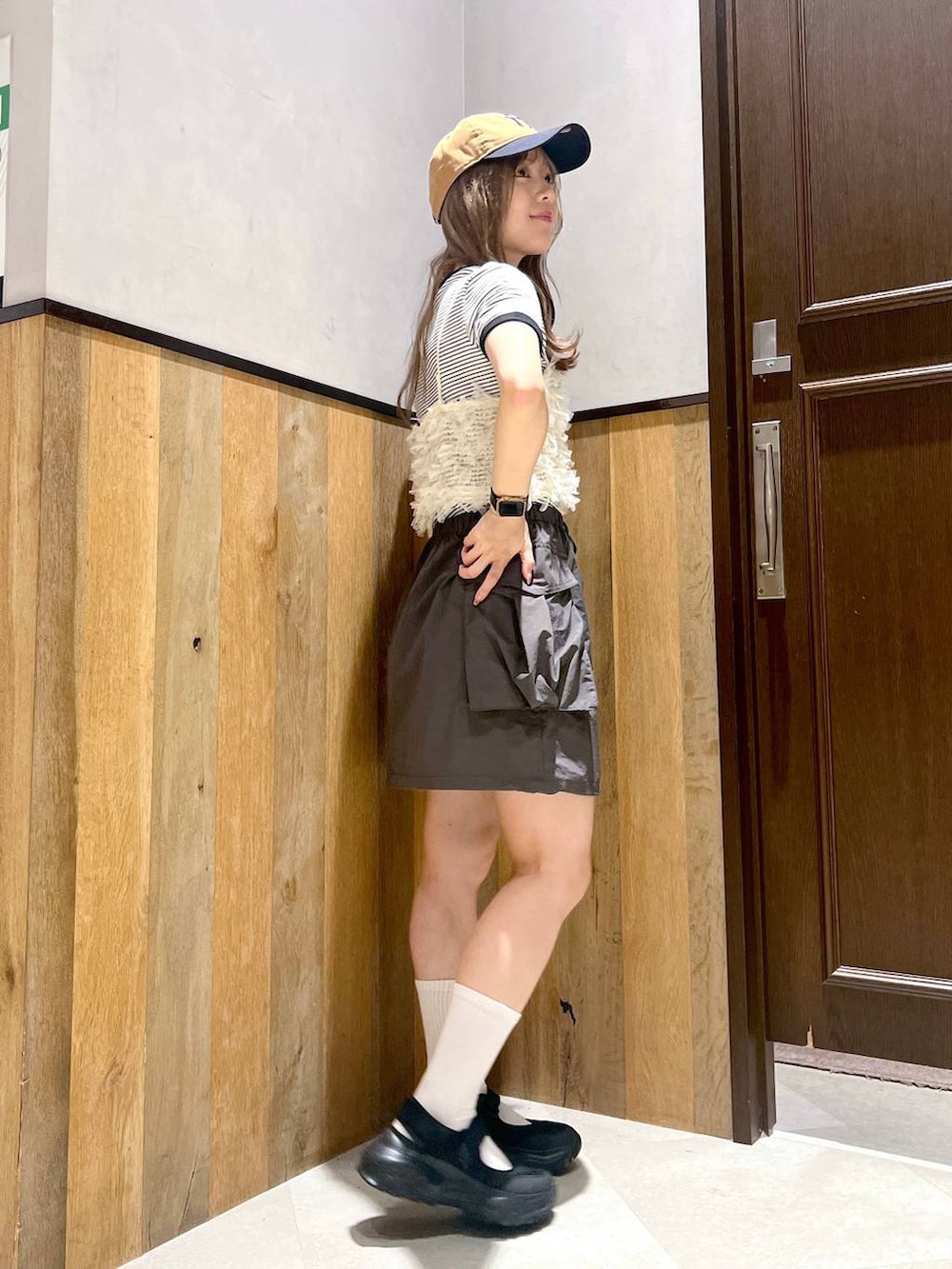 ブラック系のスニーカー、ホワイト系のTシャツ/カットソー、ホワイト系のキャミソールを着用したレディースの夏コーディネートの2枚目の写真