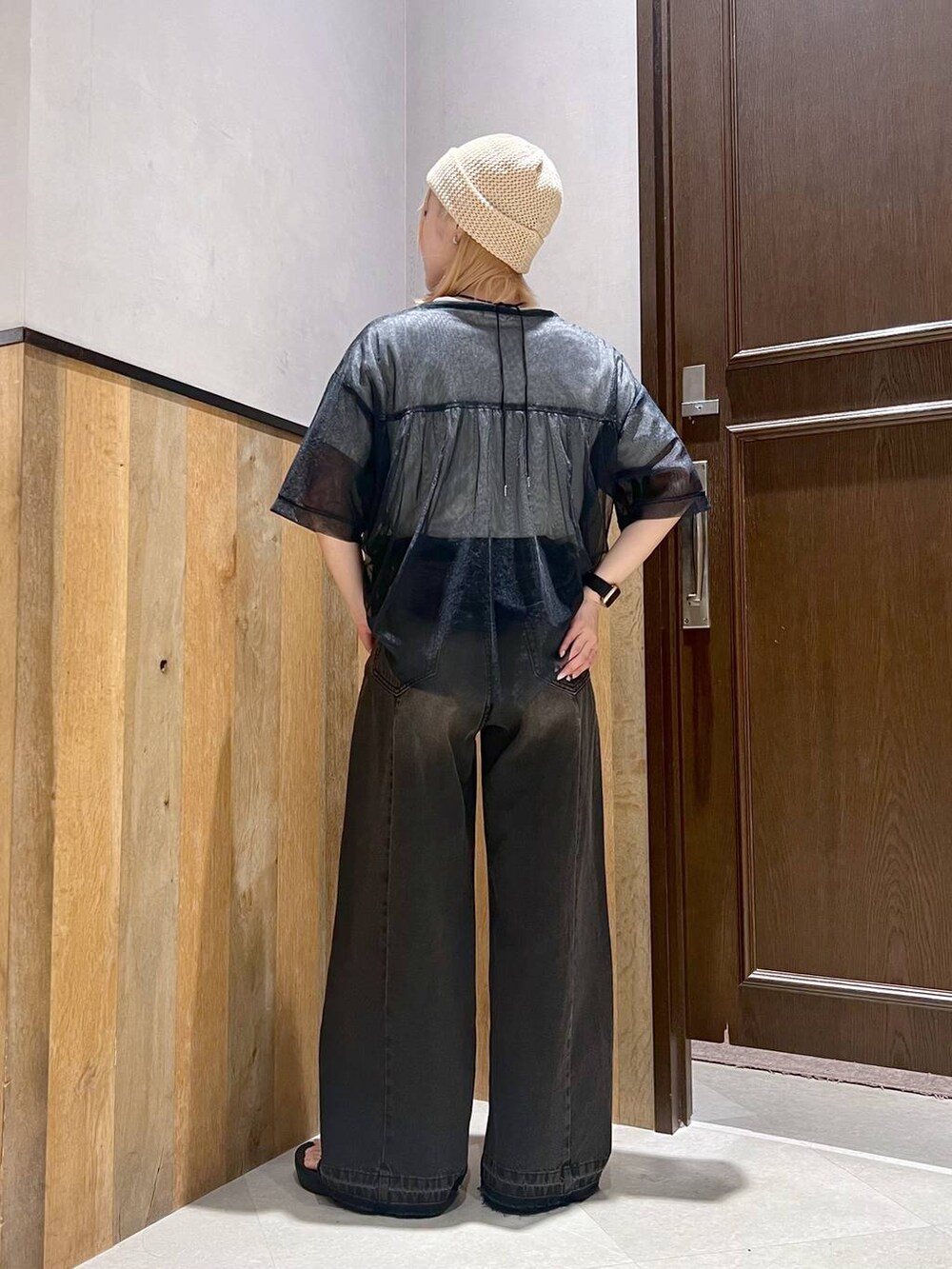 ホワイト系のTシャツ/カットソー、ブルー系のデニムパンツ、ブラック系のTシャツ/カットソーを着用したレディースの夏コーディネートの3枚目の写真