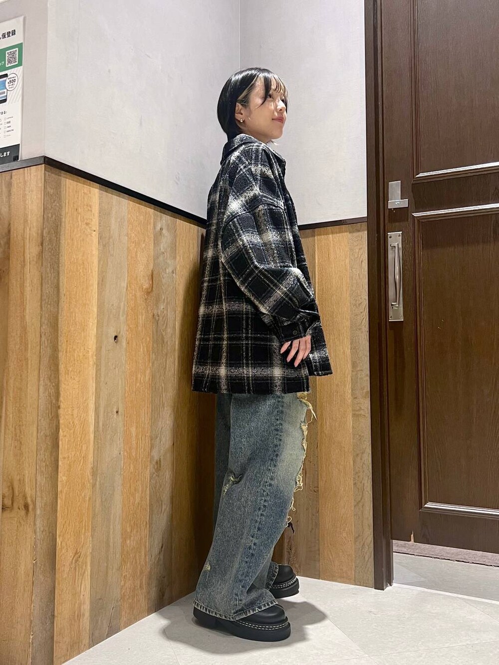 ブルー系のデニムパンツ、ブラック系のローファー、ブラック系のシャツ/ブラウスを着用したレディースの秋コーディネートの3枚目の写真