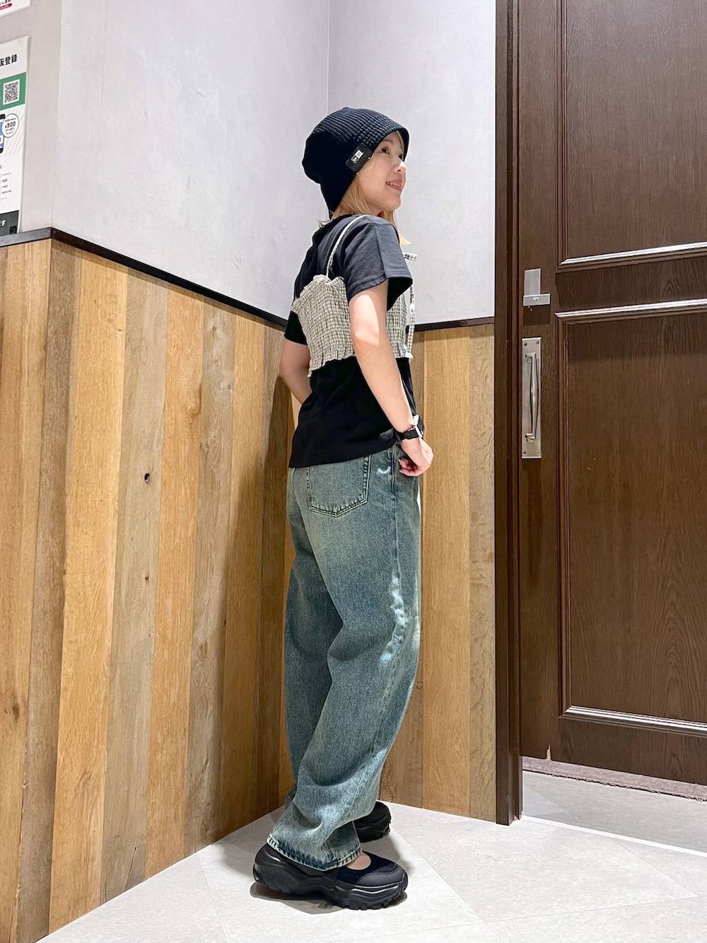 ブラック系のスニーカー、ブラック系のTシャツ/カットソー、ホワイト系のシャツ/ブラウスを着用したレディースの夏コーディネートの4枚目の写真