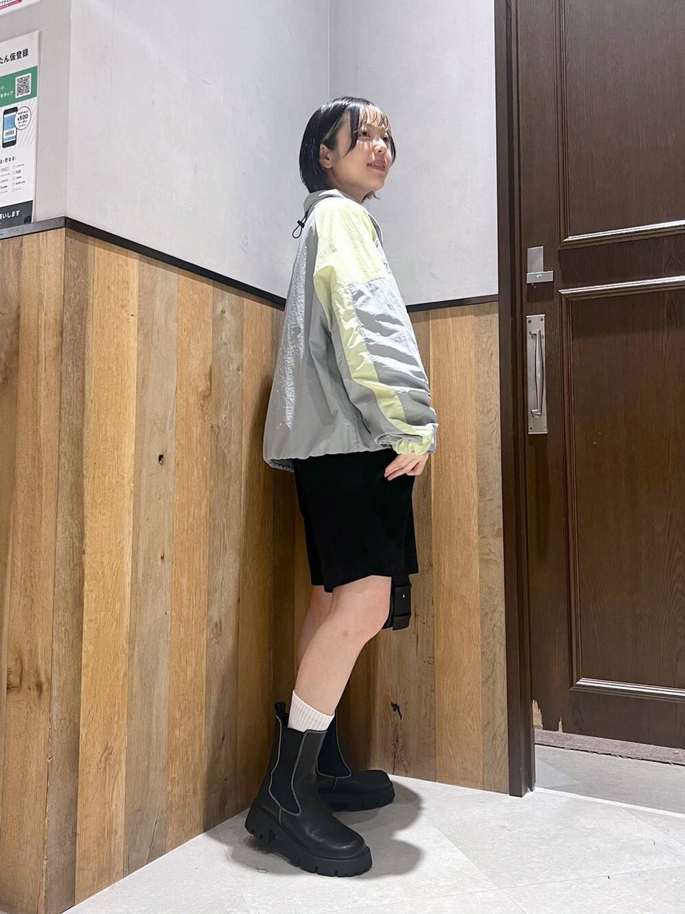 ブラック系のブーツ、グレー系のスウェット、ホワイト系のスウェットを着用したレディースの秋コーディネートの2枚目の写真