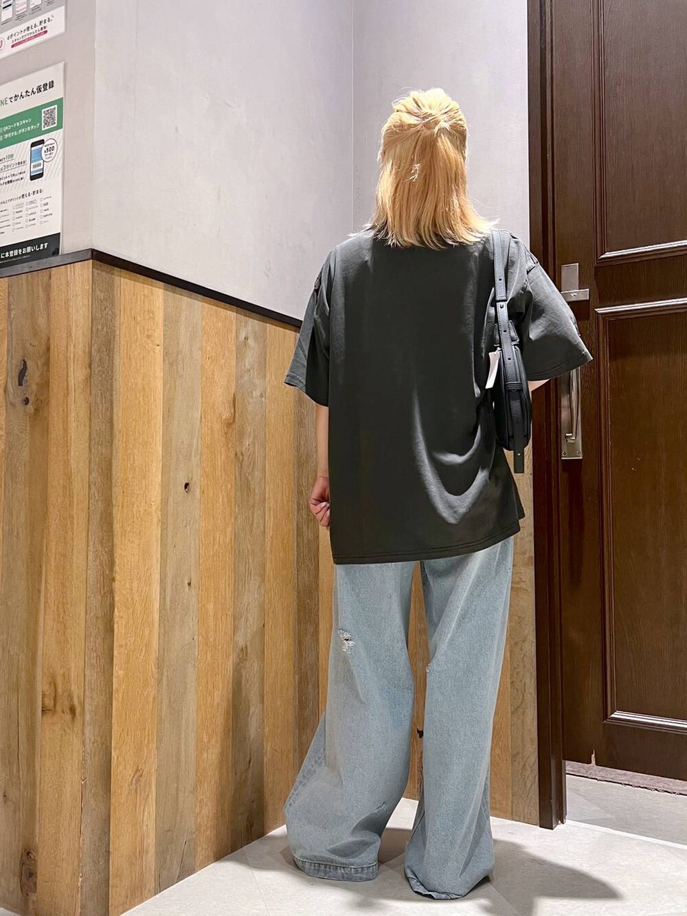 ブラック系のサンダル、ブルー系のデニムパンツ、ブラック系のショルダーバッグを着用したレディースの夏コーディネートの5枚目の写真