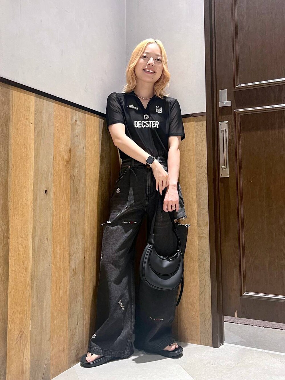 ブラック系のサンダル、ブルー系のデニムパンツ、ブラック系のTシャツ/カットソーを着用したレディースの夏コーディネートの2枚目の写真