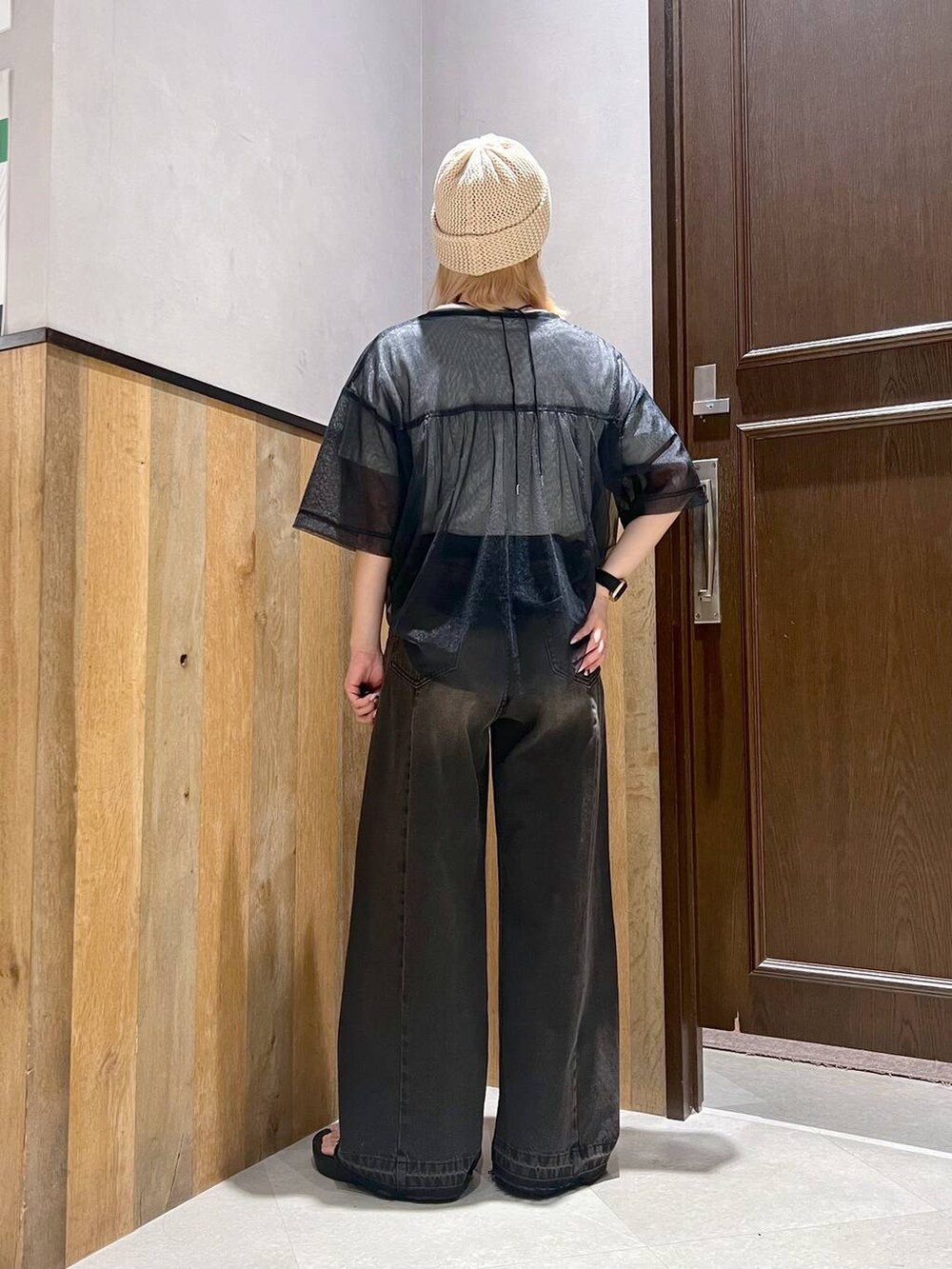 ホワイト系のTシャツ/カットソー、ブルー系のデニムパンツ、ブラック系のTシャツ/カットソーを着用したレディースの夏コーディネートの4枚目の写真