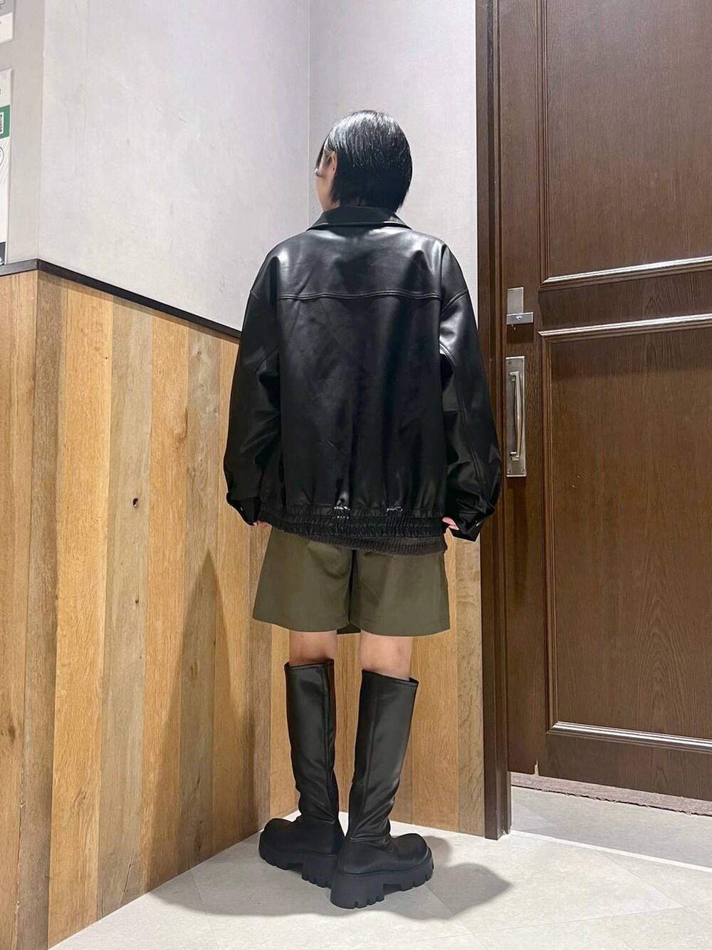 ブラック系のブーツ、ホワイト系のニット/セーター、ブラック系のブルゾンを着用したレディースの秋コーディネートの7枚目の写真