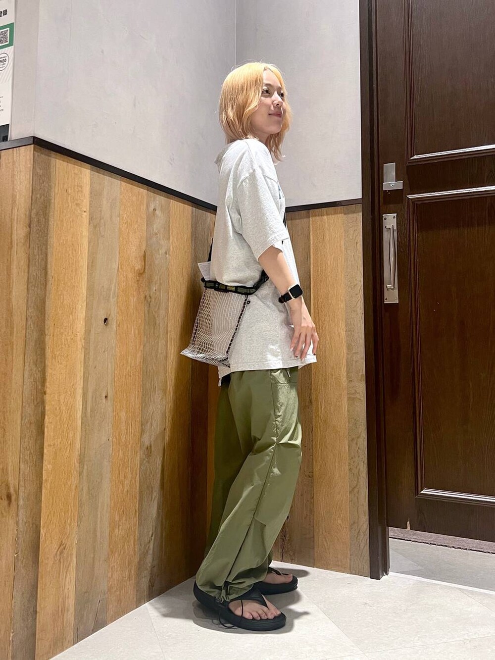 ブラック系のサンダル、グリーン系のカーゴパンツ、ブラック系のショルダーバッグを着用したレディースの夏コーディネートの3枚目の写真