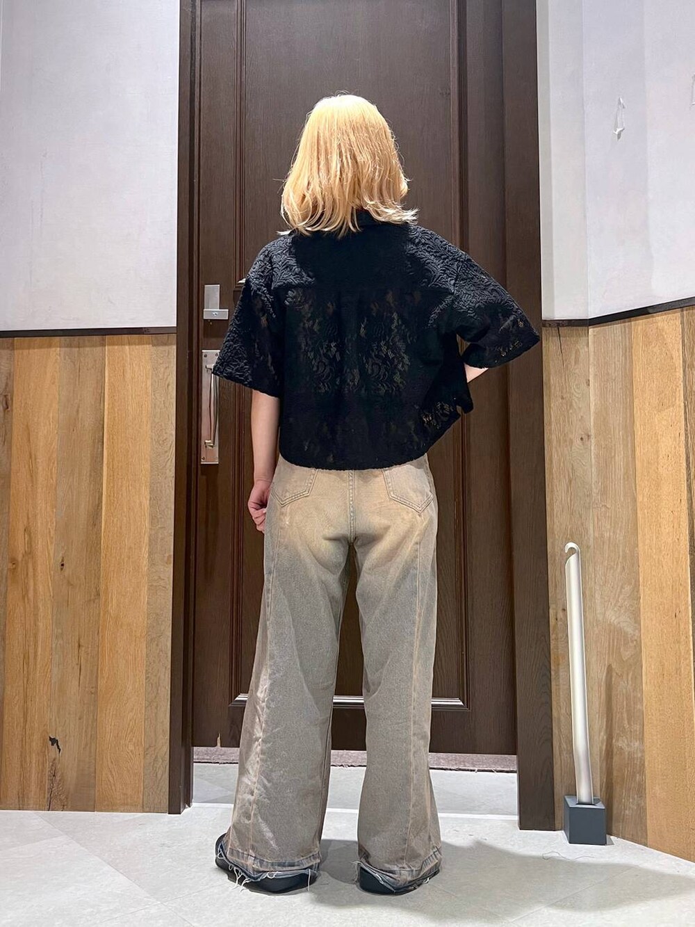 ブラック系のシャツ/ブラウス、ブラック系のデニムパンツ、ホワイト系のキャミソールを着用したレディースの夏コーディネートの3枚目の写真