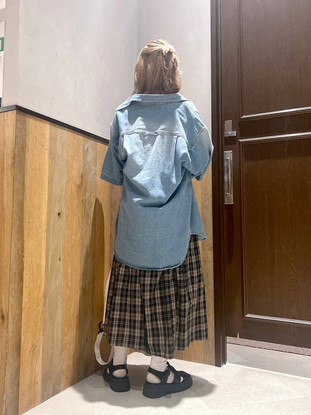 ブラック系のショルダーバッグ、ブラック系のワンピース、ホワイト系のキャミソールを着用したレディースの夏コーディネートの4枚目の写真