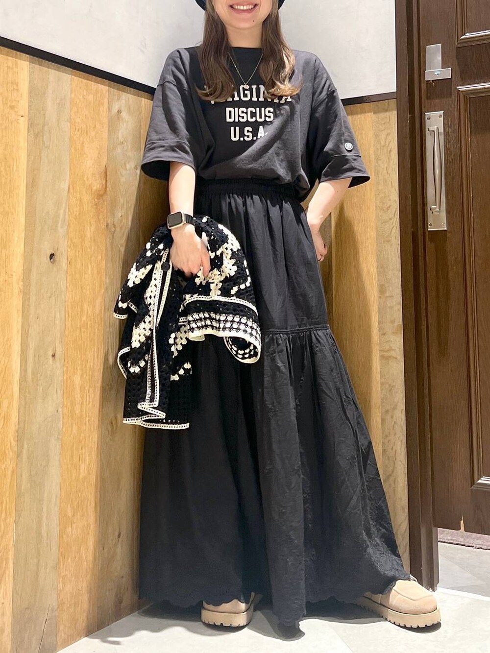 ブラック系のスカート、ブラック系のTシャツ/カットソー、ブラック系のカーディガン/ボレロを着用したレディースの夏コーディネートの2枚目の写真