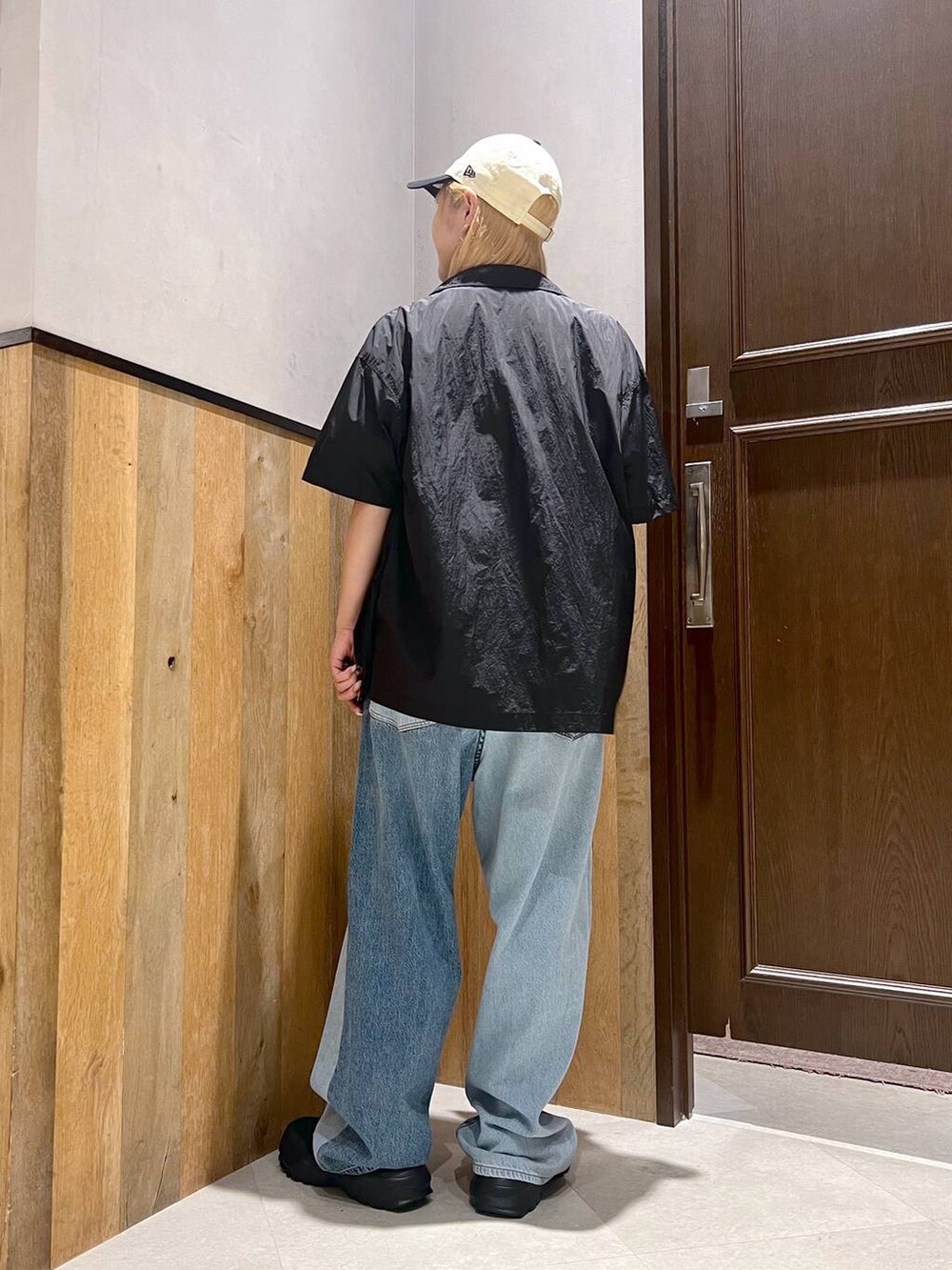 ブラック系のスニーカー、ブルー系のデニムパンツ、ブラック系のシャツ/ブラウスを着用したレディースの夏コーディネートの8枚目の写真