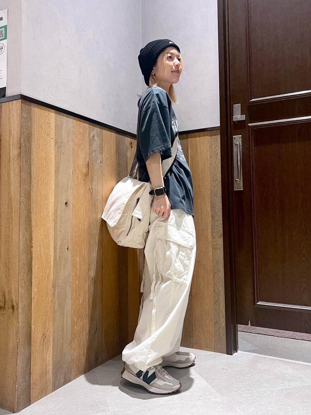 ホワイト系のカーゴパンツ、ホワイト系のTシャツ/カットソー、ホワイト系のスニーカーを着用したレディースの夏コーディネートの2枚目の写真