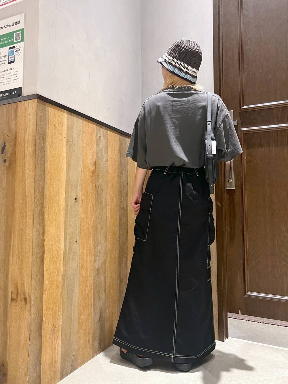 ブラック系のサンダル、グレー系のTシャツ/カットソー、ブラック系のデニムスカートを着用したレディースの夏コーディネートの3枚目の写真