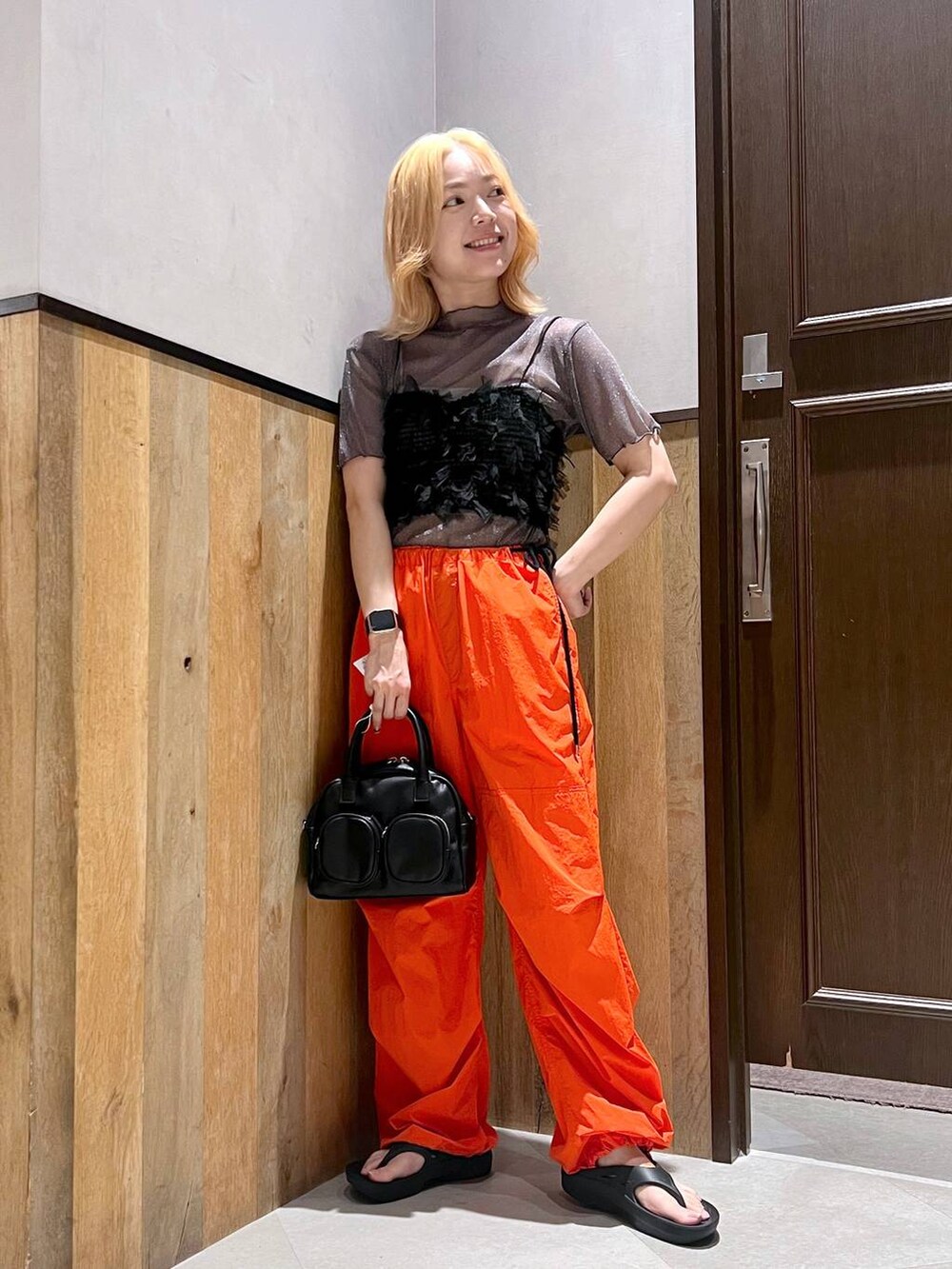 グレー系のTシャツ/カットソー、ブラック系のキャミソール、オレンジ系のカーゴパンツを着用したレディースの夏コーディネートの2枚目の写真