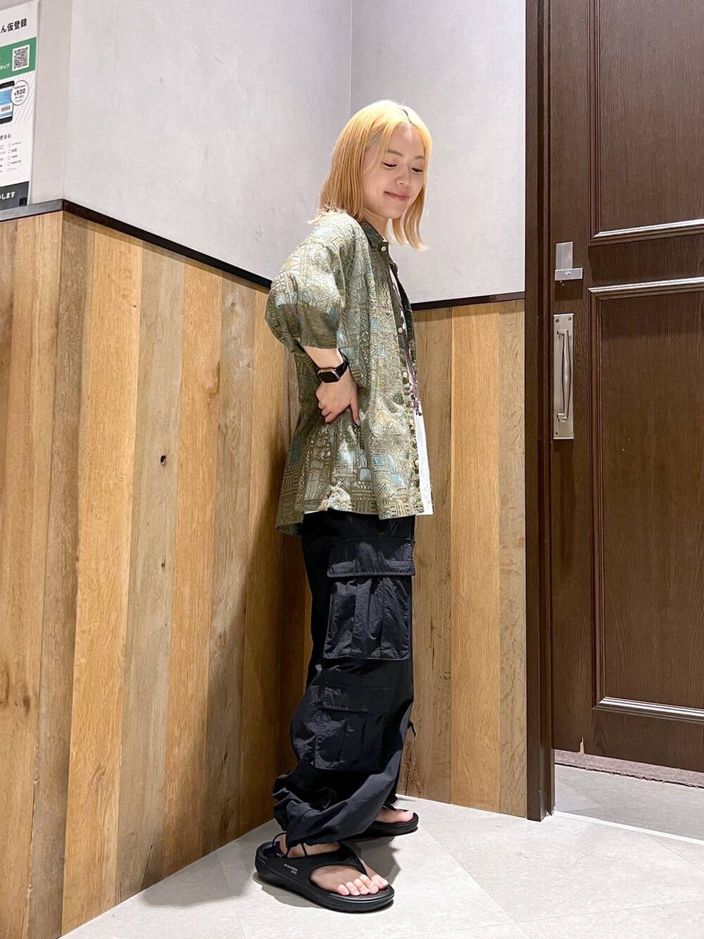 ブラック系のサンダル、グリーン系のシャツ/ブラウス、ブラック系のカーゴパンツを着用したレディースの夏コーディネートの2枚目の写真