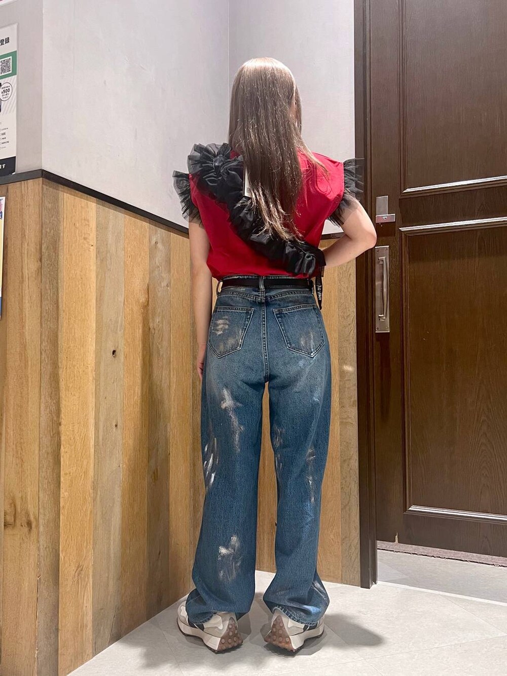 ブルー系のデニムパンツ、ホワイト系のスニーカー、レッド系のTシャツ/カットソーを着用したレディースの夏コーディネートの3枚目の写真