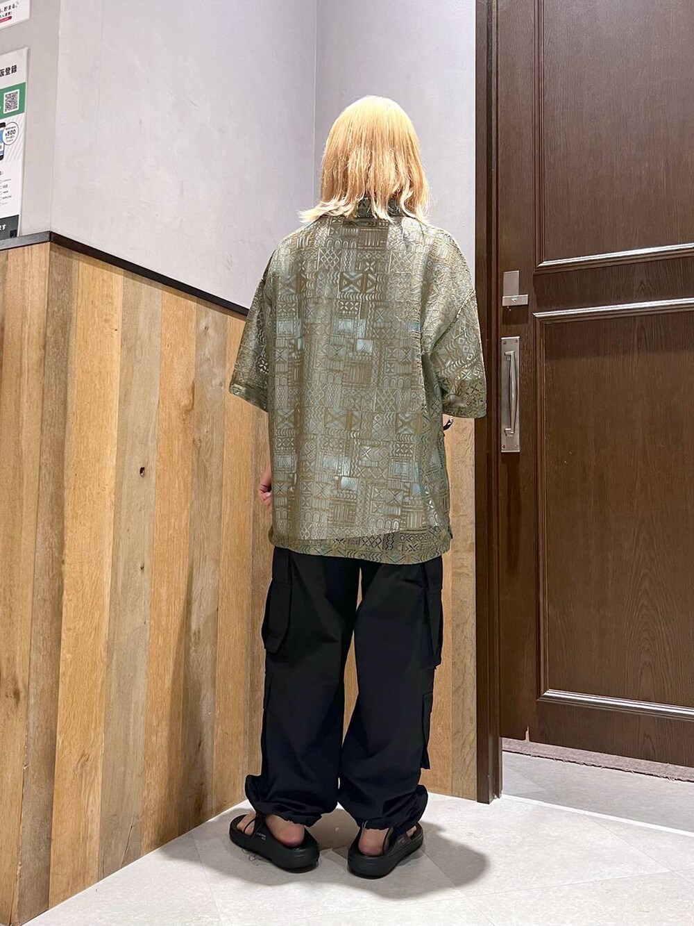 ブラック系のサンダル、グリーン系のシャツ/ブラウス、ブラック系のカーゴパンツを着用したレディースの夏コーディネートの3枚目の写真