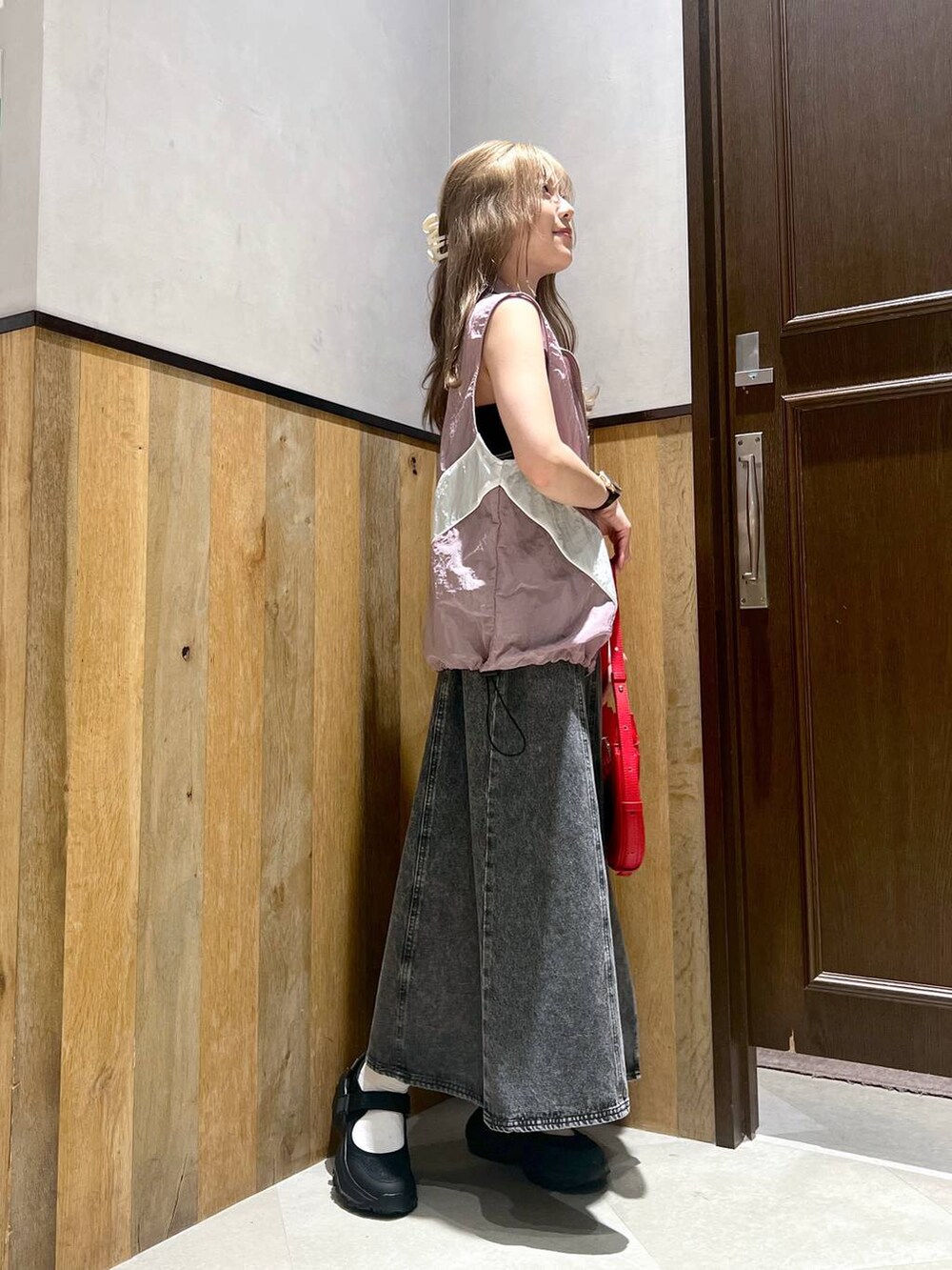 ブラック系のスニーカー、ブラック系のワンピース、ブラック系のキャミソールを着用したレディースの夏コーディネートの2枚目の写真