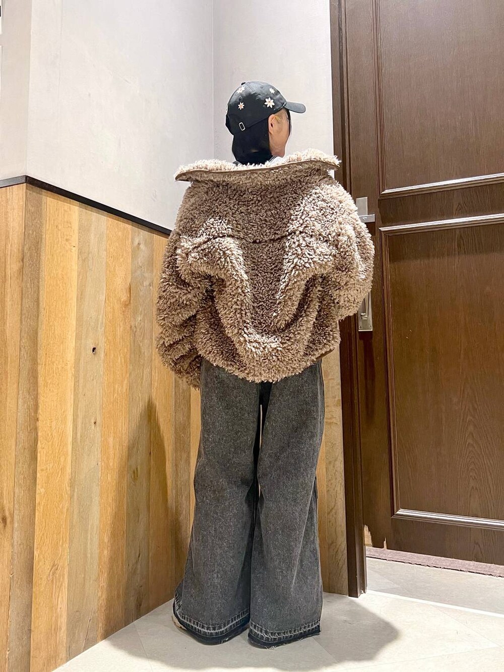 ブラック系のサロペット/オーバーオール、ブラック系のシャツ/ブラウス、グレー系のスニーカーを着用したレディースの秋コーディネートの4枚目の写真