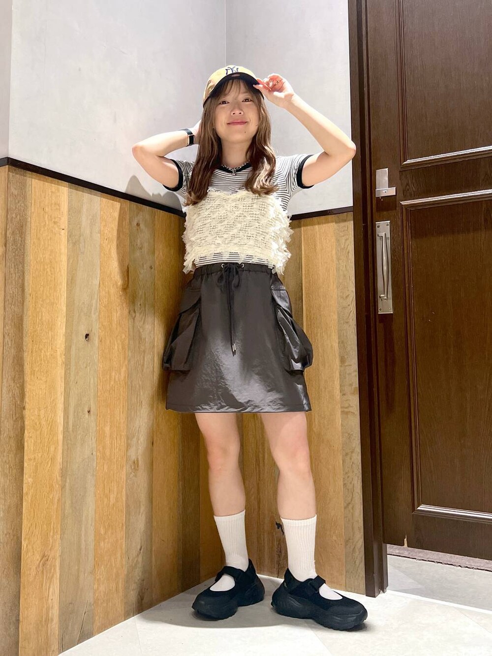 ブラック系のスニーカー、ホワイト系のTシャツ/カットソー、ホワイト系のキャミソールを着用したレディースの夏コーディネートの4枚目の写真